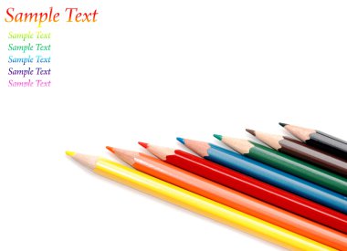 Beyaz üzerine izole edilmiş renkli kalemler