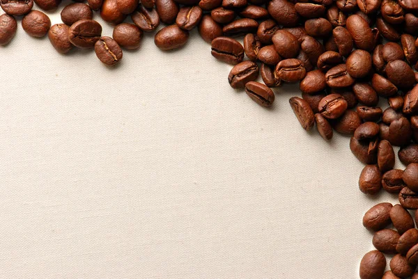 粗麻袋上的咖啡粒 — 图库照片