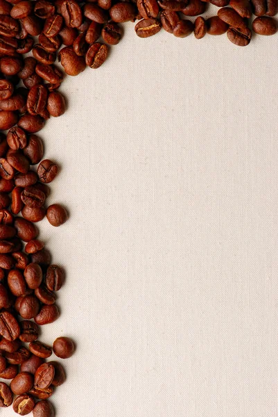 Granos de café en un saqueo áspero —  Fotos de Stock