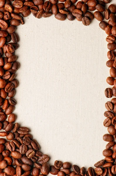 Kaffeekörner auf einem groben Sack — Stockfoto