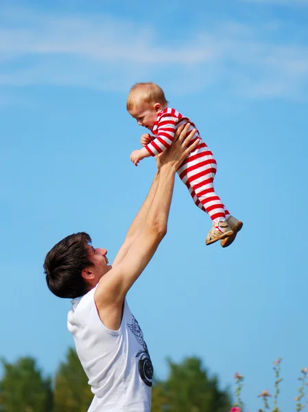 Un padre joven con su bebé . —  Fotos de Stock