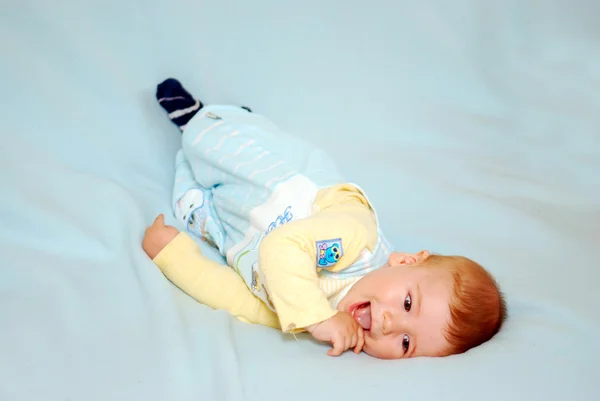 Pojke på blå leende — Stockfoto
