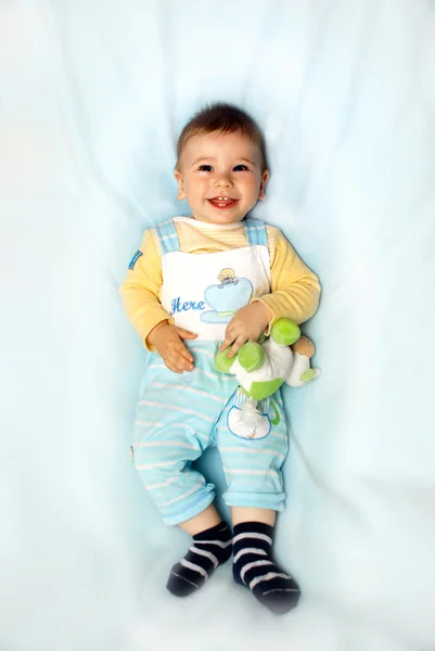 Pojke på blå leende — Stockfoto