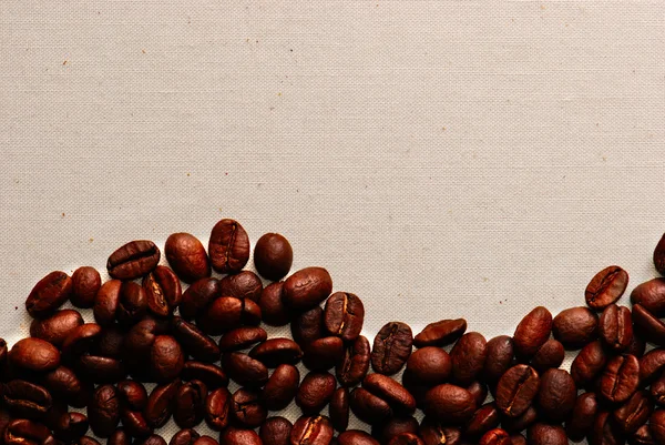 粗麻袋上的咖啡粒 — 图库照片