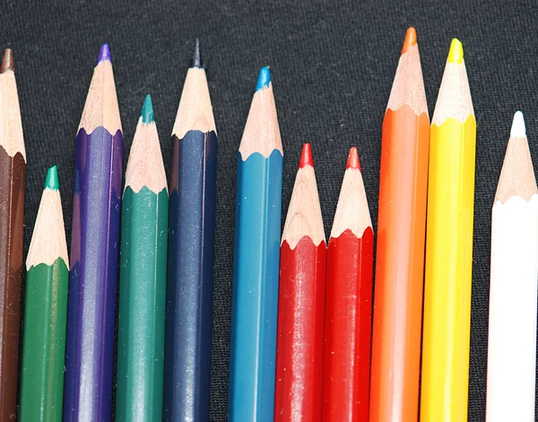 Χρωματιστά μολύβια που απομονώνονται σε λευκό — Φωτογραφία Αρχείου