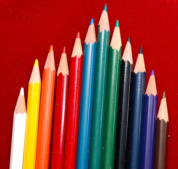 Crayons de couleur isolés sur rouge — Photo