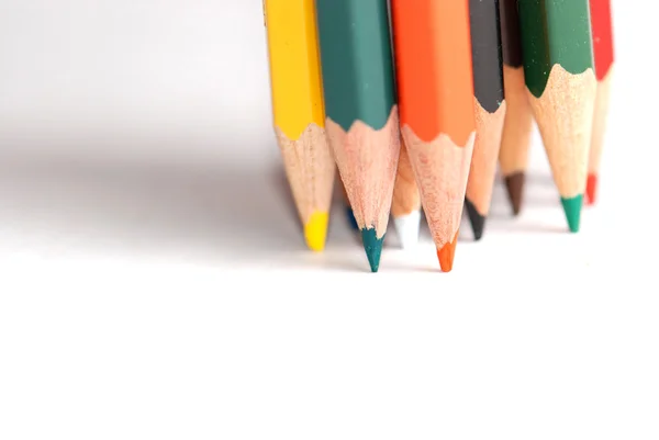 ดินสอสีที่แยกจากสีขาว — ภาพถ่ายสต็อก