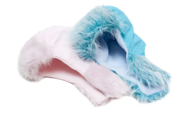 İki bebek kürk şapkalar, gül ve mavi kış — Stok fotoğraf