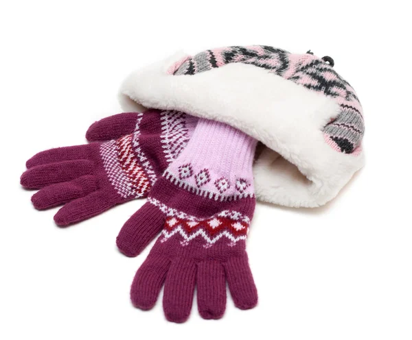 Зимняя шляпа с мехом и фиолетовыми перчатками — стоковое фото