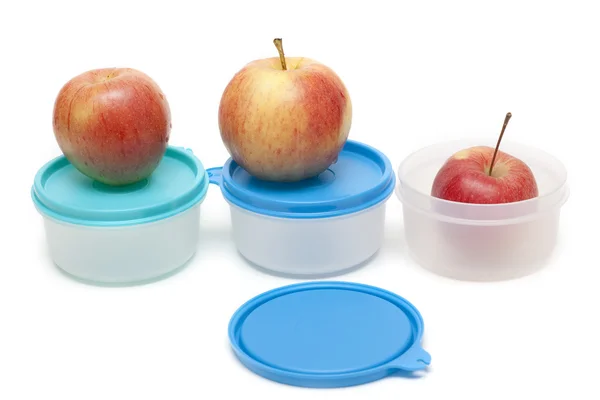 Trzy jabłka i pojemniki z tworzyw sztucznych — Zdjęcie stockowe