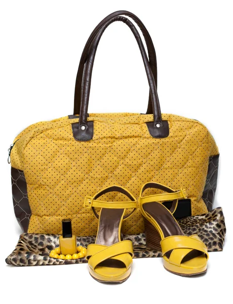 Dámské tašky a dvojice žlutých mokasíny — Stock fotografie