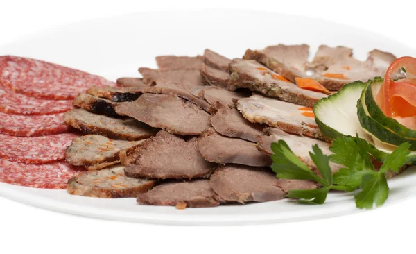 Копченое мясо и колбаса на тарелке — стоковое фото
