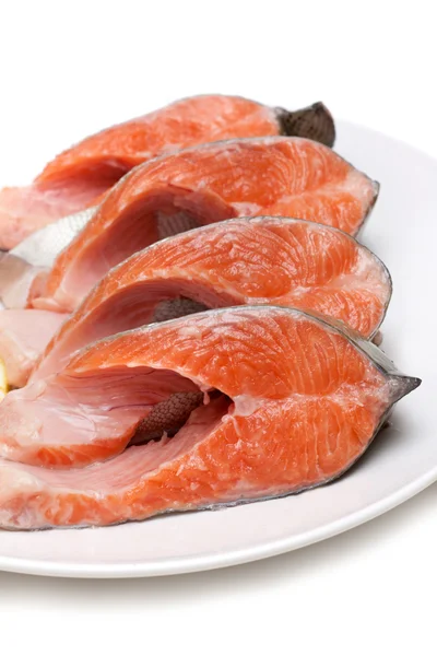 Morso di pesce rosso con limone sul piatto — Foto Stock