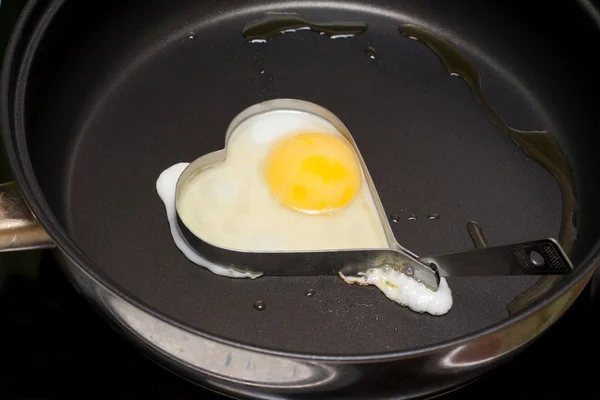 Huevo frito en forma de hierro corazón —  Fotos de Stock