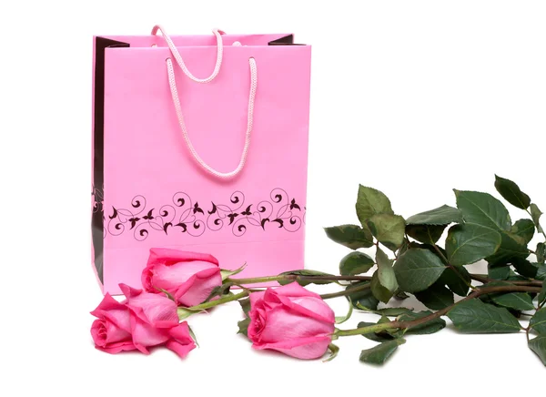 Pacote de presente de rosa e três rosas — Fotografia de Stock