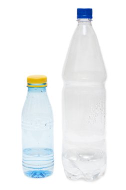 iki plastik şişe su ile
