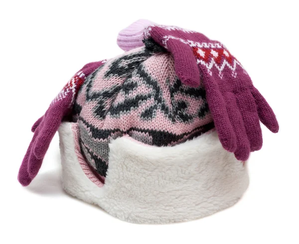 Зимовий капелюх з хутром і фіолетовими рукавичками — стокове фото
