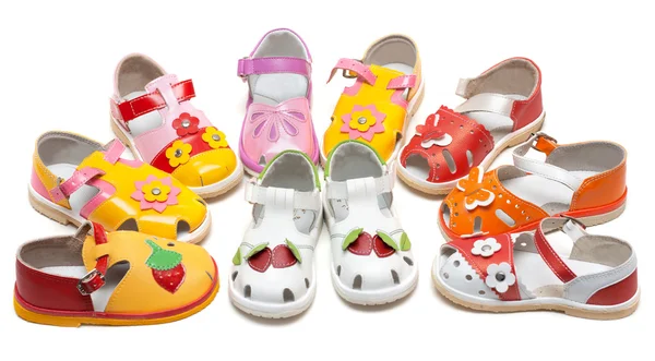Sandalias de bebé expuestas por semicírculo —  Fotos de Stock