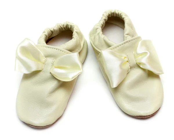 Par chinelos de couro de bebê — Fotografia de Stock