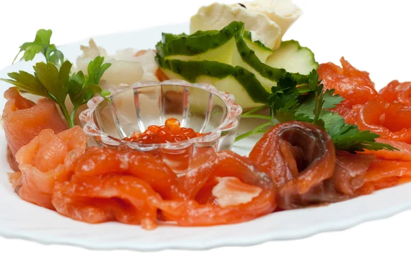 熏鲑鱼、 红籽、 黄瓜片 — 图库照片