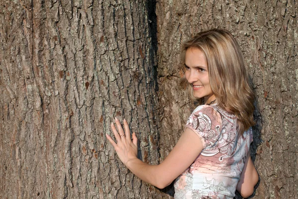 Girl on background of the oak — Stock Photo, Image