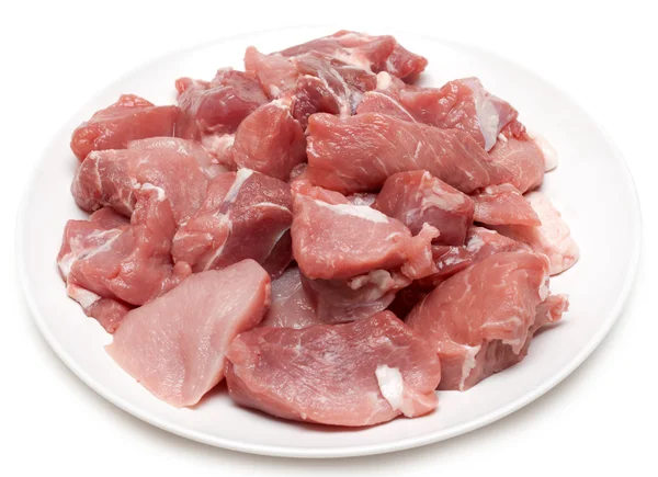 Сырое мясо на белой тарелке — стоковое фото