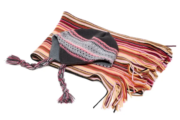 Hoed en gestreepte sjaal — Stockfoto