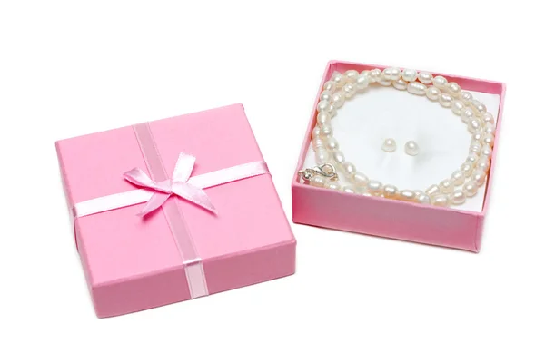 Confezione regalo con collana di perle — Foto Stock