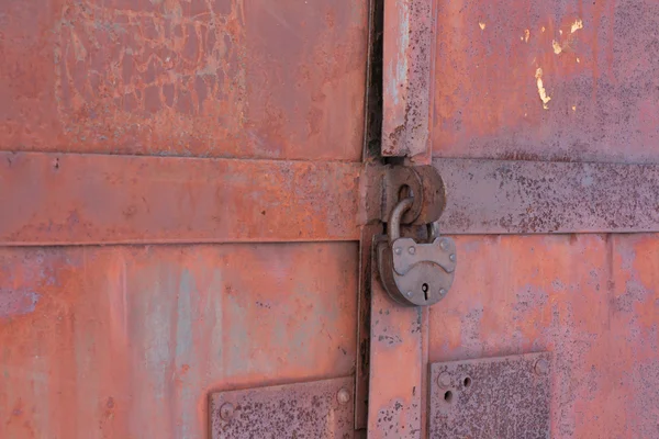 Portas de ferro enferrujado — Fotografia de Stock