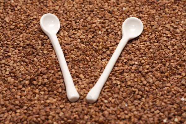 Due cucchiai di ceramica, grano saraceno — Foto Stock