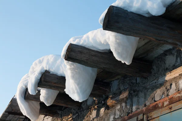 Trä tak, hängande snö 3 — Stockfoto