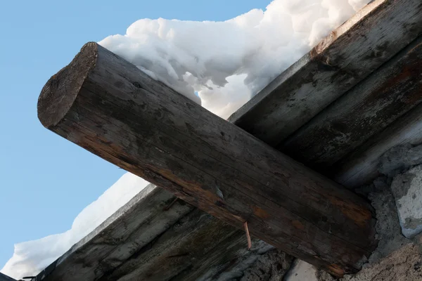 Trä tak, hängande snö 2 — Stockfoto