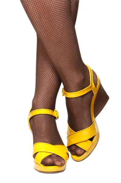 Vrouwelijke benen, gele sandalen — Stockfoto