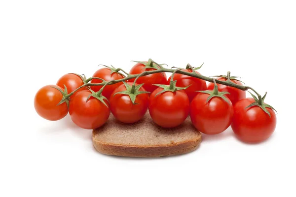 赤いトマト チェリー、黒パン — ストック写真