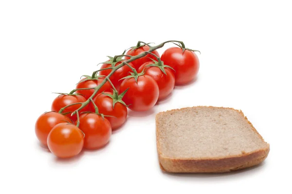 Rode tomaten kers, roggebrood twee — Stockfoto