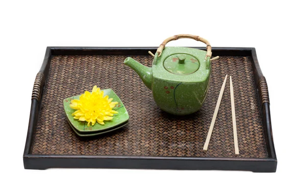 Vassoio di bambù, teiera di ceramica verde — Foto Stock