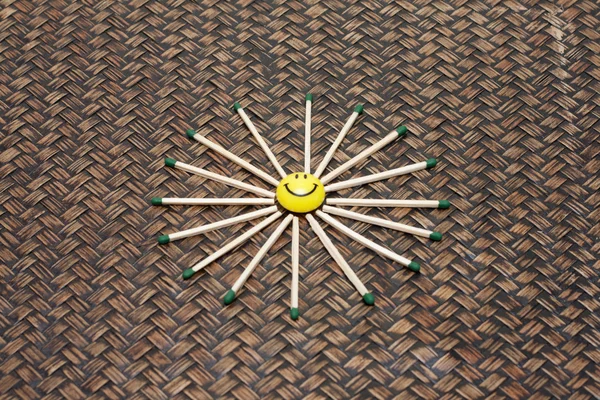 Sonrisa amarilla sobre fondo de bambú —  Fotos de Stock