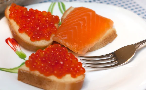 Sandwiches con huevas rojas, salmón — Foto de Stock