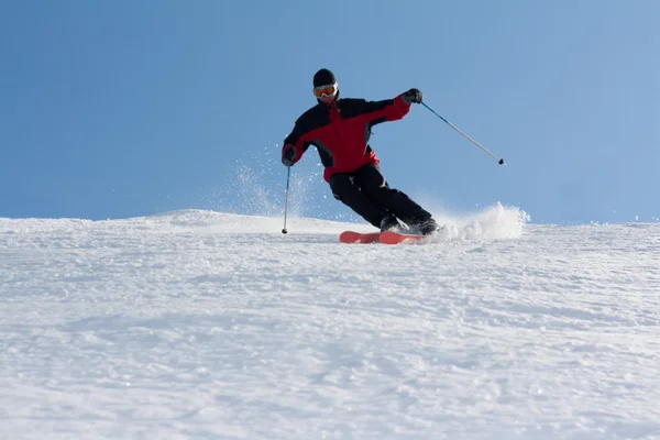 Muž v horských lyžařských — Stock fotografie