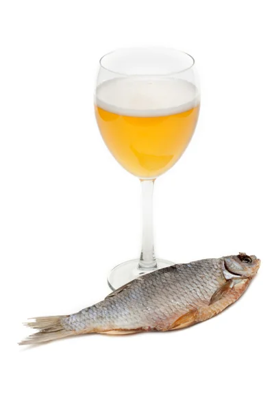 Чашечное пиво и сушеная рыба — стоковое фото