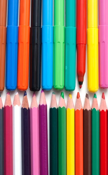 Crayons e canetas de ponta macia, abertos — Fotografia de Stock