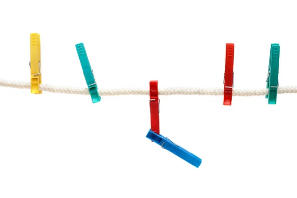 Colores de ropa-clavijas colgadas en la cuerda de lino —  Fotos de Stock