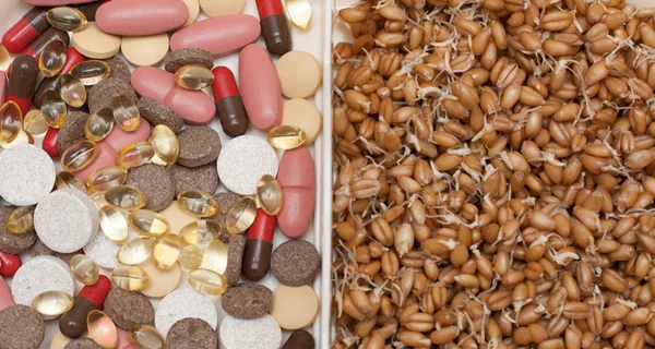 Tabletki i tabletki vs pszenicy — Zdjęcie stockowe