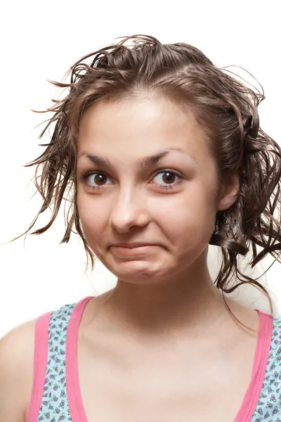 Menina jovem com cabelo molhado, fazer rostos — Fotografia de Stock