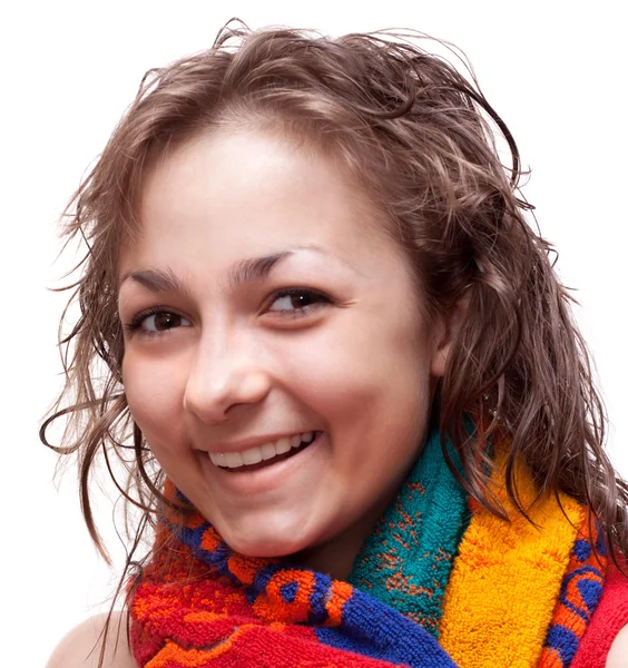 Hermosa chica, sonrisas en toalla de color — Foto de Stock