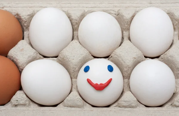 Huevo en el embalaje, sonrisa —  Fotos de Stock