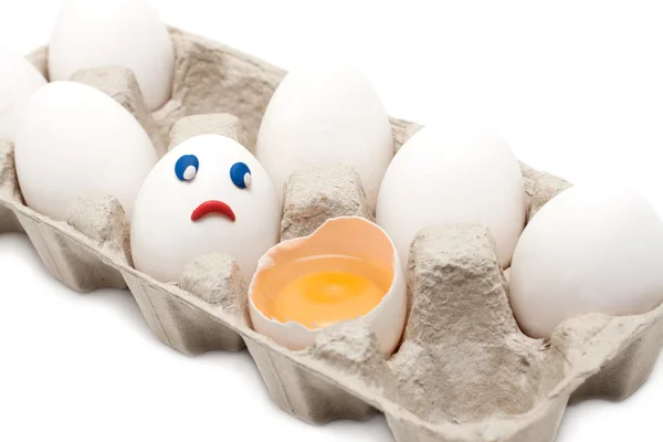 Яйцо смотрит на сломанного человека — стоковое фото