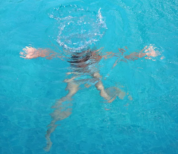 Дівчина під водою басейну — стокове фото