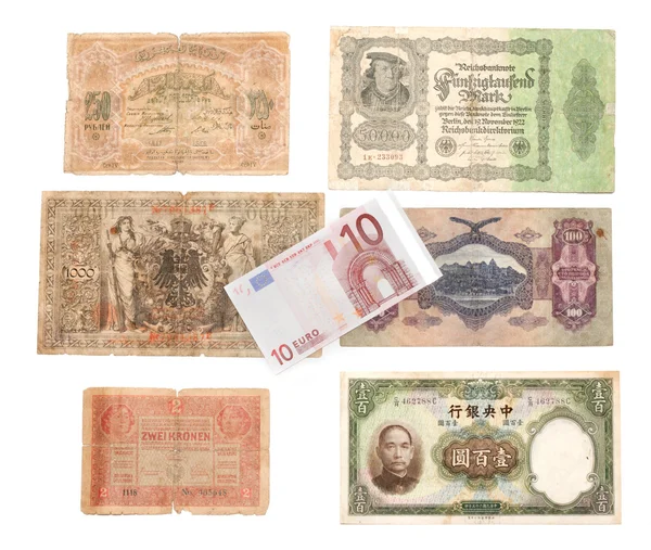 Десять евро на фоне старых счетов — стоковое фото