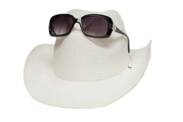 Cappello e occhiali da sole su sfondo bianco — Foto Stock